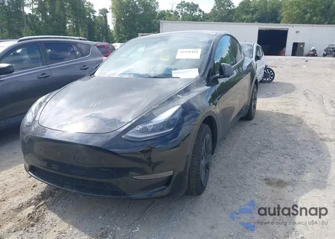 2024 Tesla Model Y Long Range Dual Motor All-Wheel Drive/Rwd z USA, uszkodzony, nr VIN 7SAYGDED7RF097412